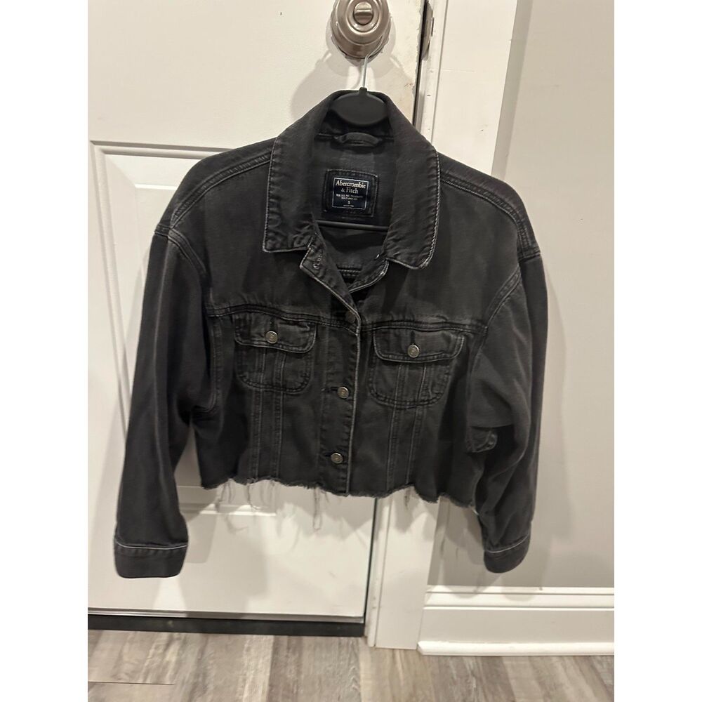 Women's Abercrombie & Fitch Cropped Black Wash Denim Jacket with Buttons